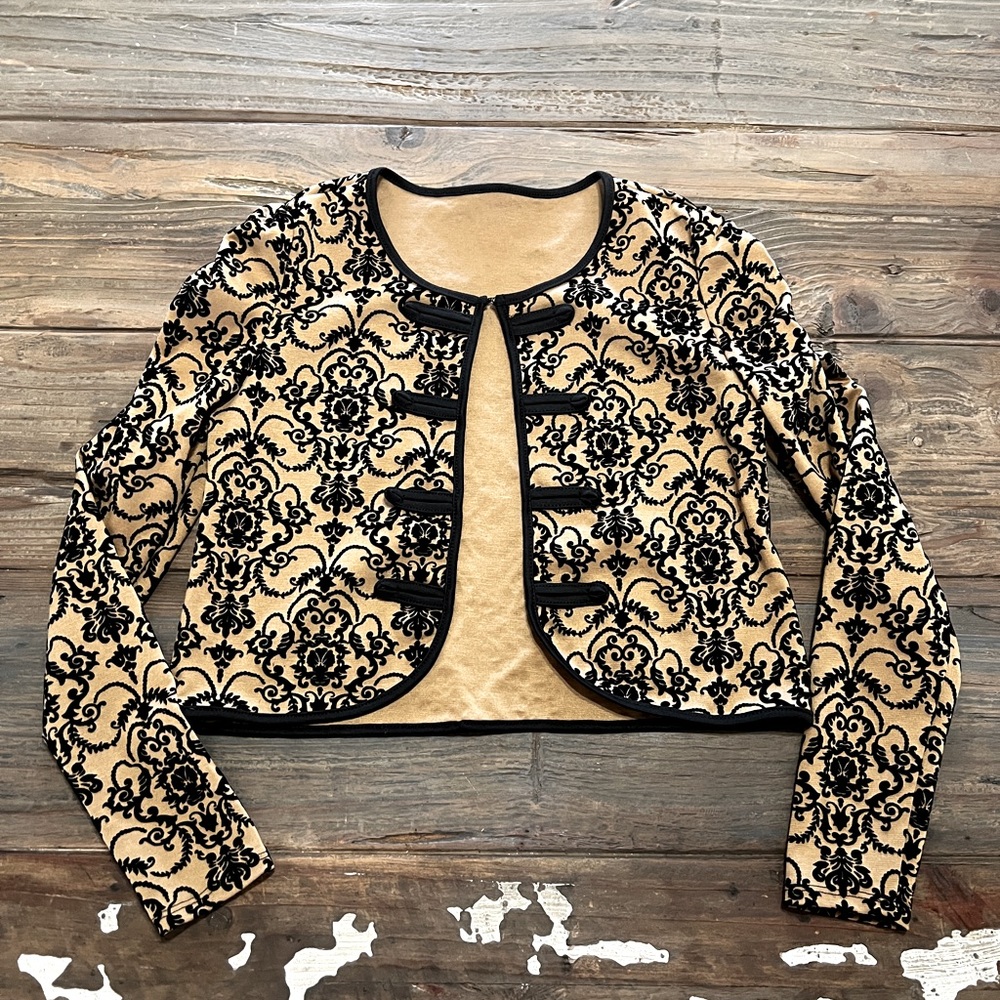 Chico’s fitted jacket w/ unique shoulders & raised pattern design (Small)
